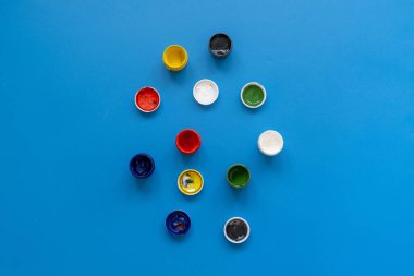 Rengarenk arka plandaki tencere ya da teneke kutulardaki rengarenk boyaların manzarası