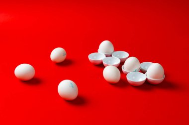 Bazı beyaz tavuk yumurtaları renkli arka planda izole olarak yatıyordu.