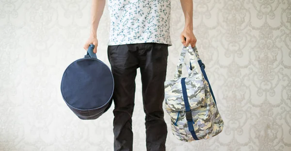 Cuerpo de un turista con grandes bolsas llenas de bolsas de pie y listo para salir para un viaje —  Fotos de Stock