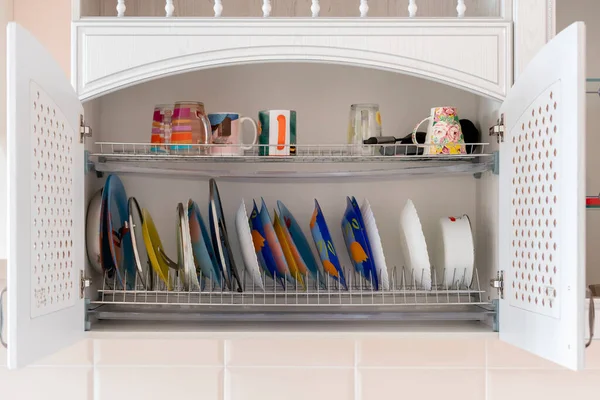 Accessori cucina soluzioni di stoccaggio, alcuni piatti e tovaglie negli scaffali, mobili per la casa — Foto Stock