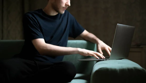 Concepto de adicción a las redes sociales nocturnas, persona masculina usando el dispositivo digital y chatear con amigos en línea en casa — Foto de Stock