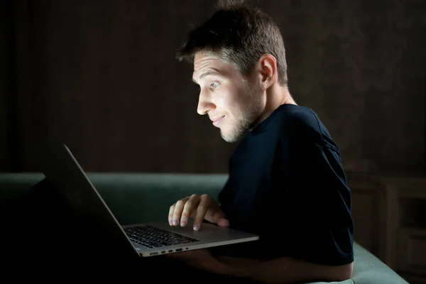 Concepto de adicción a las redes sociales nocturnas, persona masculina usando el dispositivo digital y chatear con amigos en línea en casa — Foto de Stock