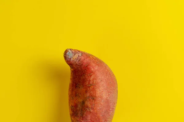 Rauwe zoete aardappel of batat plat lag geïsoleerd, minimale eenvoudige concept van gezonde voeding dieet — Stockfoto