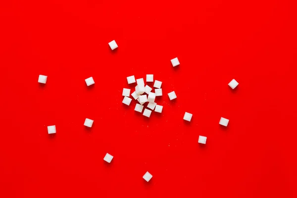Um monte de cubos de açúcar plana colocar sobre o fundo colorido, vista de cima, espaço de cópia — Fotografia de Stock