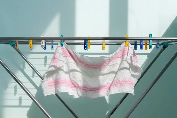 Temiz çamaşır, tekstil ve kuru elbise ile basit katlanabilir raf kurutma makinesi. — Stok fotoğraf