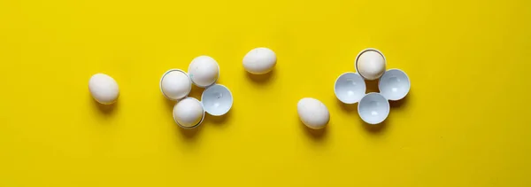 Niektóre białe jaja kurze płaskie składają się na kolorowe tło długi sztandar — Zdjęcie stockowe
