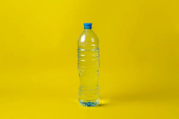 カラフルな背景を持つ純水のシンプルなペットボトルは — ストック写真