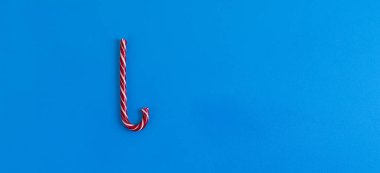 Basit Noel soyulmuş şeker dairesi, kış tatilinin sembolü renkli arka planda izole bir şekilde yatıyordu.