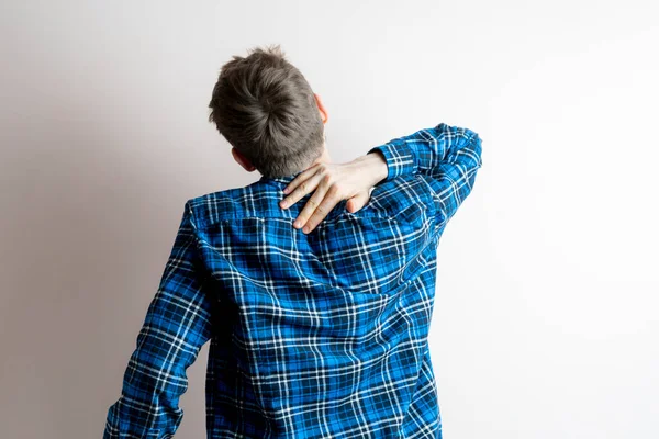 Un jeune homme qui ressent l'horrible douleur, concept de mal de dos isolé — Photo