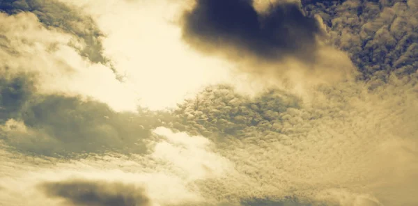 De abstracte eenvoudige wolken in de lucht panorama, hemel op aarde en dramatische kleuren, achtergrond van de zomer holdiays — Stockfoto