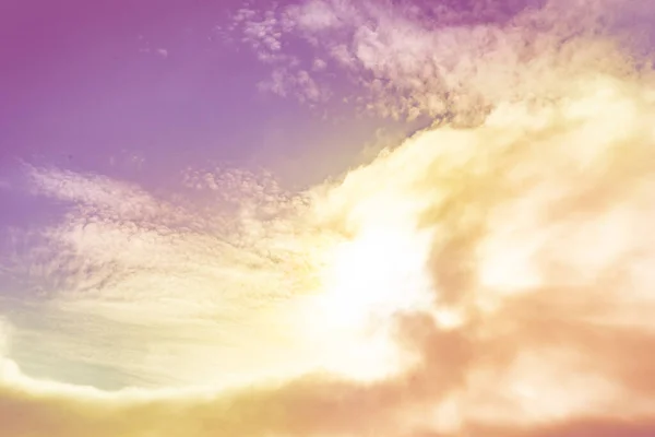 De abstracte eenvoudige wolken in de lucht panorama, hemel op aarde en dramatische kleuren, achtergrond van de zomer holdiays — Stockfoto