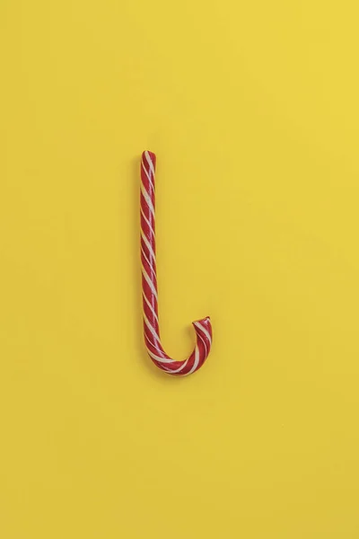 Простая рождественская лишенная конфет квартира лежала изолированно на красочном фоне, символ зимних праздников — стоковое фото