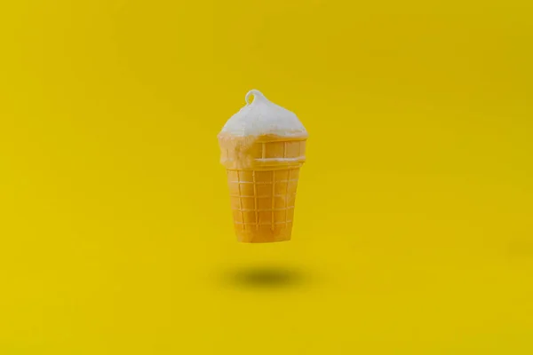 Вафельный конус с красочным верхом мороженого, изолированный на красочном фоне, простая концепция минимализма — стоковое фото
