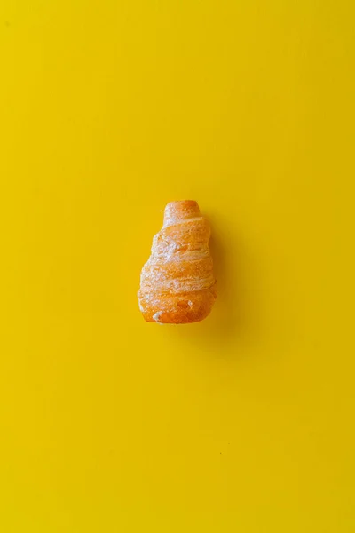 Eenvoudige croissant geïsoleerd tegen de kleurrijke achtergrond, traditioneel Frans eten, minimalisme concept — Stockfoto