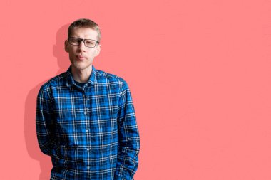 Gözlüklü, kareli gömlekli bir erkek, gözlüklü ve hastanede göz muayenesi yapıyor.