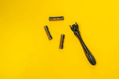 Renkli arka planda izole edilmiş jilet ve jiletler.