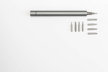 Bir tornavida seti ve masanın üzerindeki parçalar. Basit soyut düz uzanma