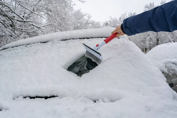 Os motoristas mão creaning o carro da neve na parte da manhã antes da viagem — Fotografia de Stock