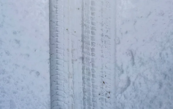 A textura do traço da roda do carro na superfície de inverno ao ar livre na pista de corrida — Fotografia de Stock