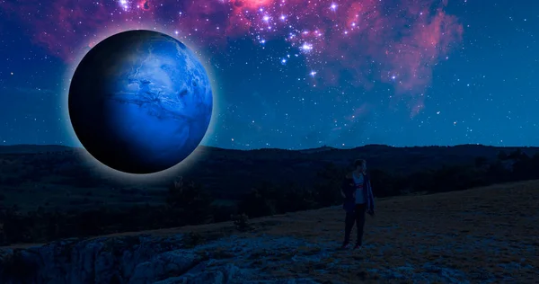 De fantasie sci-fi landschap op de aarde met een enorme planeet aan de hemel tijdens de nacht elementen van dit beeld ingericht door nasa — Stockfoto