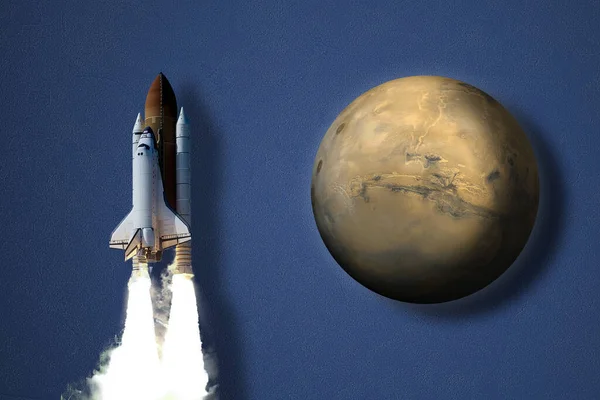 Människan flyga till planeten mars i skyttel raket, de internationella rymduppdrag delar av denna bild som tillhandahålls av Nasa — Stockfoto
