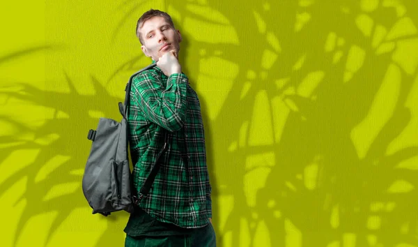 Um jovem homem caminhando com uma mochila, conceito isolado simples, transportar coisas — Fotografia de Stock