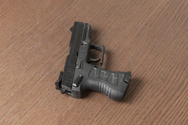 Pistola de pistola de fuego moderna negro de 9 mm de policía aislado — Foto de Stock