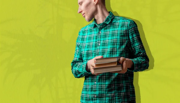 Młody człowiek trzymający i dający książkę, dzielący się wiedzą i mądrością — Zdjęcie stockowe