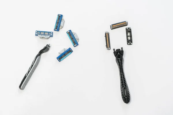 Simple set of a razor and blades isolated on the colorful background — Fotografia de Stock