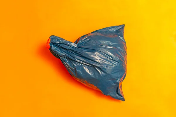 Saco de lixo plástico pacote cheio de lixo no fundo colorido isolado, — Fotografia de Stock