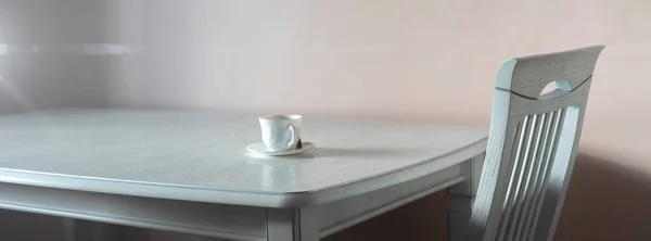 La tazza bianca astratta con bevanda calda nel piatto messo su tavolo bianco di mattina, sole duro e ombre — Foto Stock
