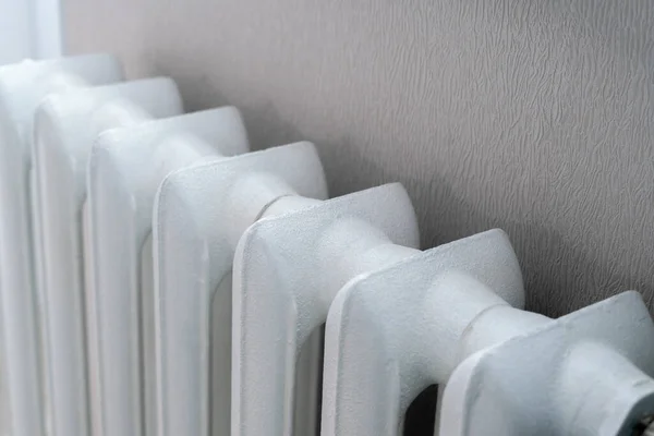 Een oude vintage metalen witte verwarming batterij thuis appartement — Stockfoto