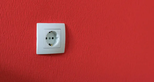 自宅のアパートの壁に設置された白い電気ソケットです — ストック写真