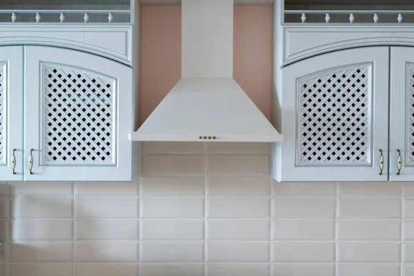 Un diseño interior de cocina moderna, campana de gama sobre el horno de cocina —  Fotos de Stock