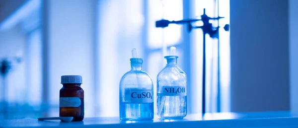Una fila de frascos de vidrio en el laboratorio de química científica —  Fotos de Stock