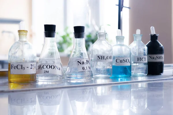 Una fila di fiaschette di vetro nel laboratorio di chimica scientifica — Foto Stock