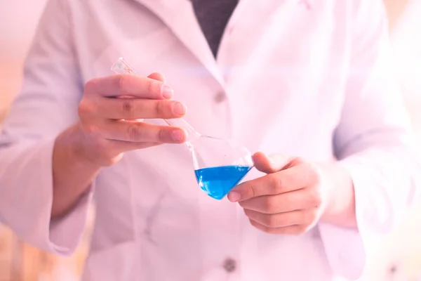 Médecin dans le laboratoire de l'hôpital tenir fiole de verre avec réactif médicamenteux — Photo