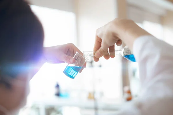 Médecin dans le laboratoire de l'hôpital tenir fiole de verre avec réactif médicamenteux — Photo