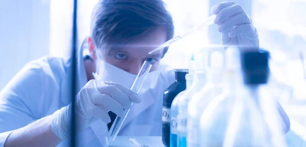 Química y física científico que trabaja en laboratorio y haciendo desarrollo de la investigación — Foto de Stock