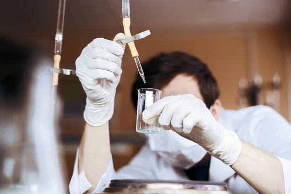 Química y física científico que trabaja en laboratorio y haciendo desarrollo de la investigación — Foto de Stock