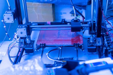 Yenilikçi 3D yazıcı, bilimsel laboratuvarda detaylar ve modeller yaratıyor.