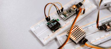Profesyonel bir mühendis pcb denetleyici ile aygıtın ayrıntılarını bir araya getirir ve sayılarla sayıları karşılar