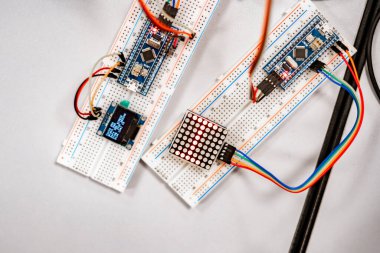 Profesyonel bir mühendis pcb denetleyici ile aygıtın ayrıntılarını bir araya getirir ve sayılarla sayıları karşılar
