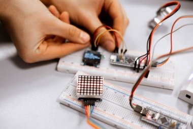 Profesyonel bir mühendis pcb denetleyici ile aygıtın ayrıntılarını bir araya getirir ve sayılarla sayıları karşılar