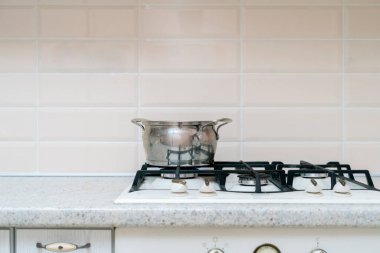 Mutfakta yemek pişirirken içinde kaynar su olan basit bir tencere.