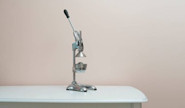 Çelik satıcı sıkacağı evde, mutfaktaki rafta.