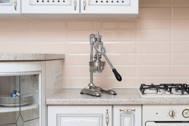 Çelik satıcı sıkacağı evde, mutfaktaki rafta.