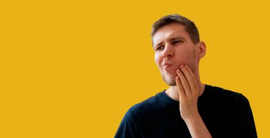 Basit kopyalama alanı, diş ağrısının minimum konsepti, renkli duvara karşı erkek biçimi