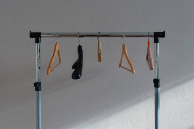 Otelin duvarında duran basit boş bir tekerlek askısı.