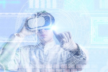 Profesyonel doktor fütüristik AR arayüz hud, el dokunma düğmesi kullanıyor